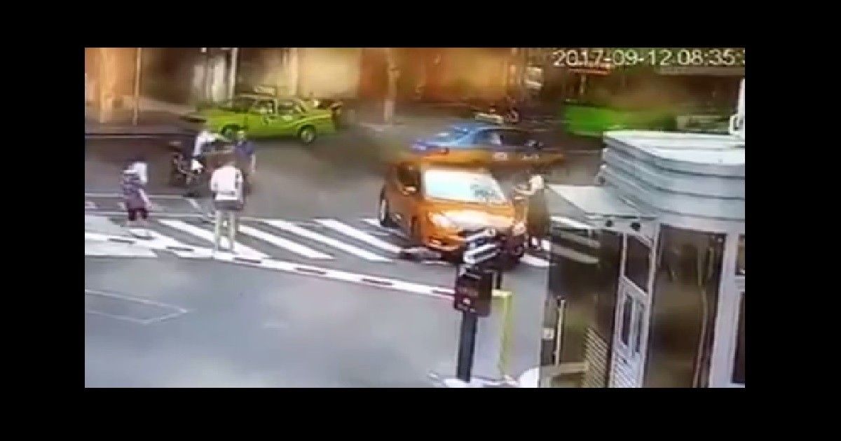 #MilManerasdeMorir Número 55: Deja orinar a su nieto en el paso peatonal y los atropellan a los dos  (VIDEO)