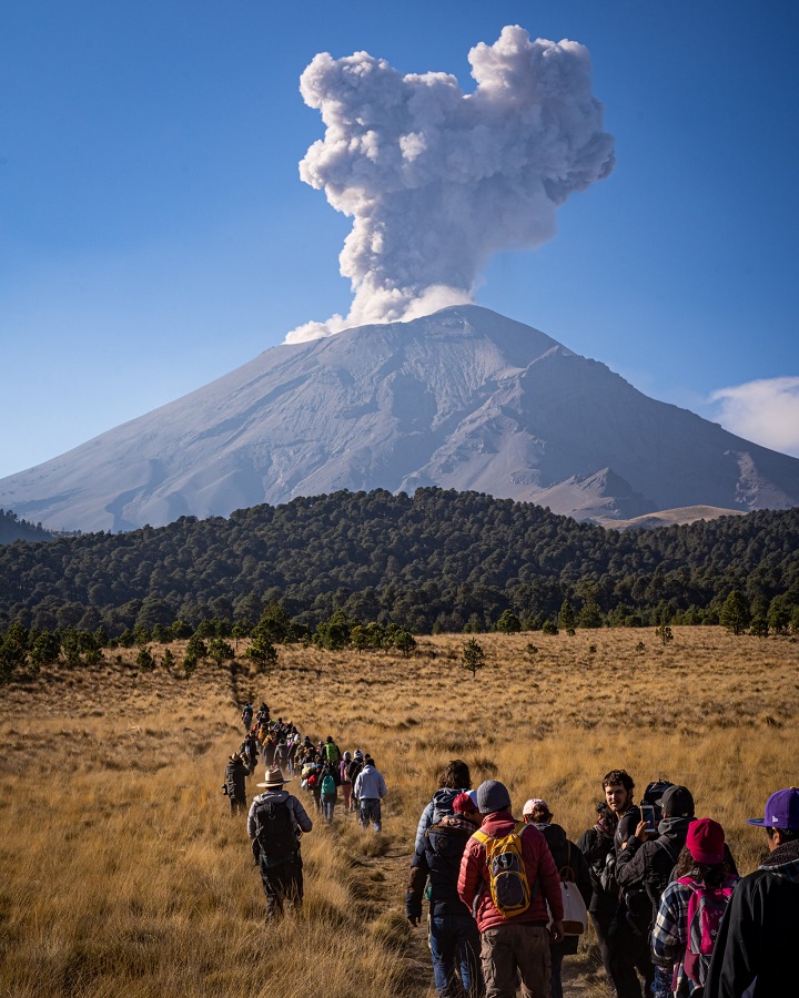 Las ofrendas en el ombligo del volcán para celebrar al Popocatépetl