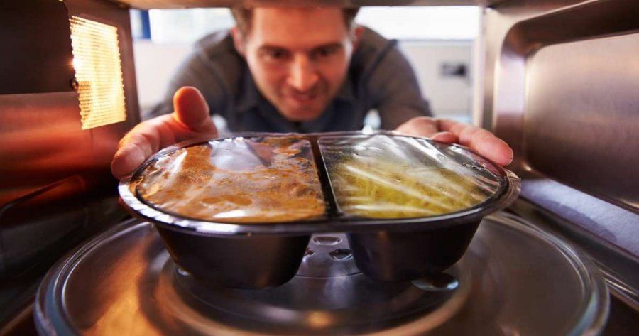 Calentar comida en tuppers podría causar obesidad