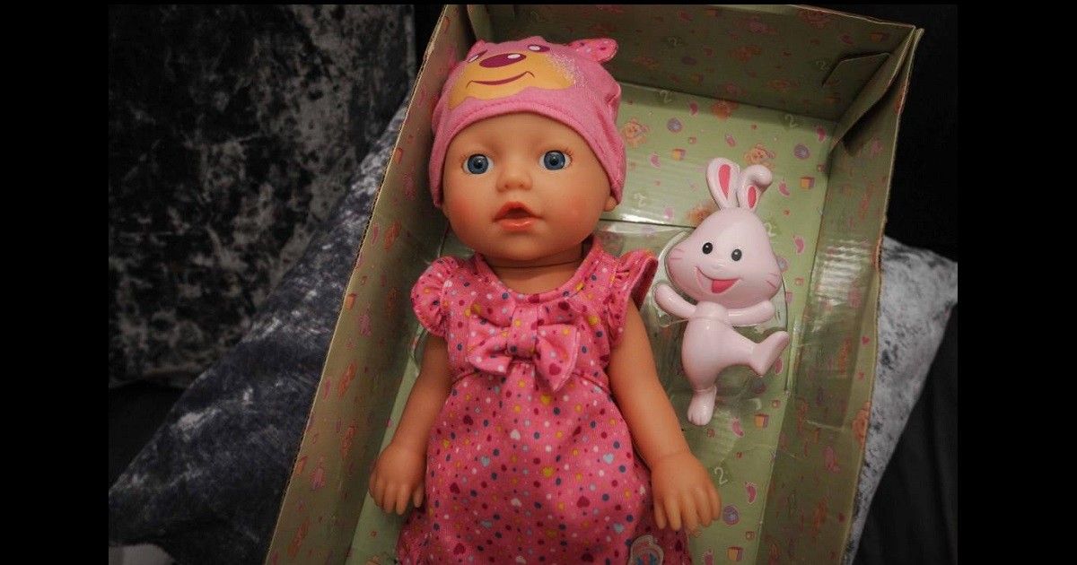 Niña recibe de regalo una muñeca que habla pero... ¡dice groserías! (VIDEO)