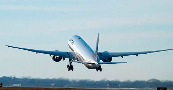 United flight Cancun-Houston lands in New Orleans, after losing engine