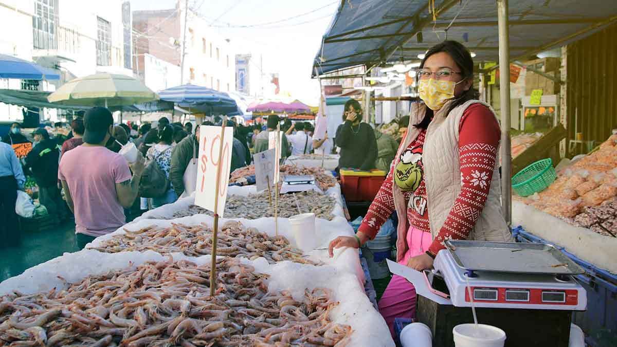 Por compras de último momento, poblanos abarrotan el mercado 5 de mayo en  Nochebuena